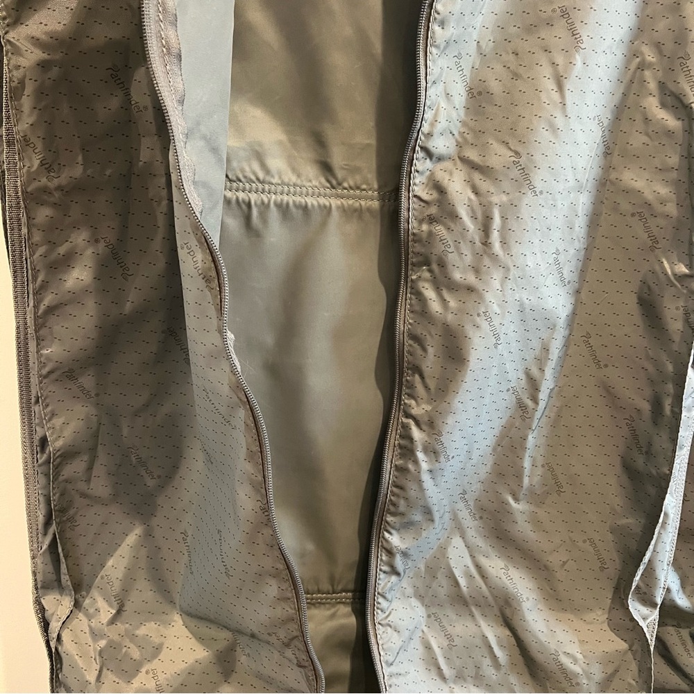 Two Pathfinder‎ fold up nylon travel garment bags - Picture 3 of 6